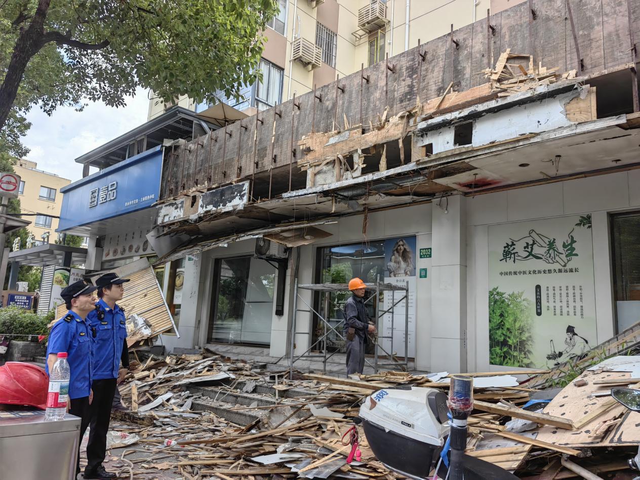 多格合一全力出击 筑牢市民头顶的安全防线 程家桥街道综合行政执法队及时拆除违规“套娃”店招消除安全隐患