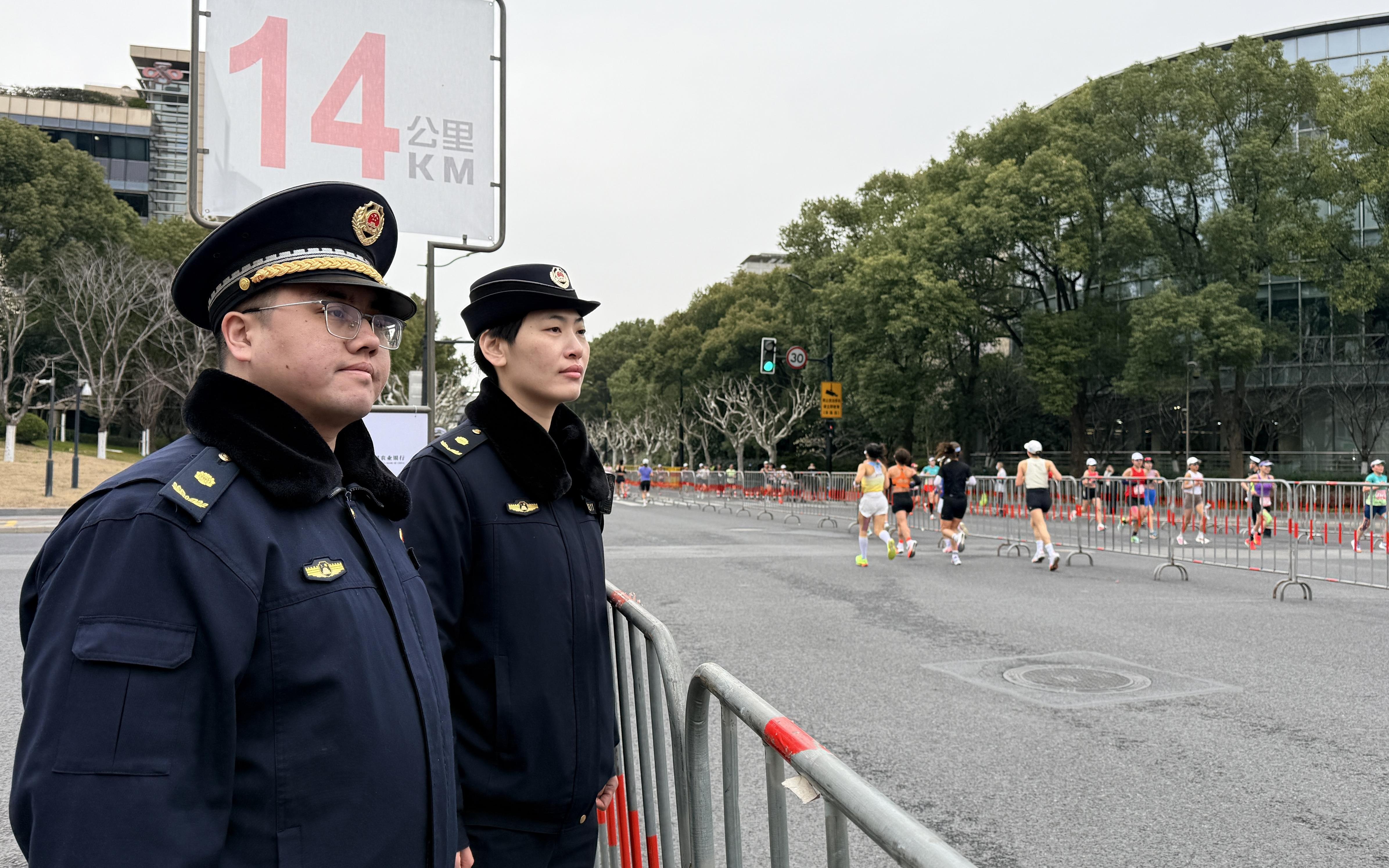 温情守护，长宁城管蓝护航女子半马