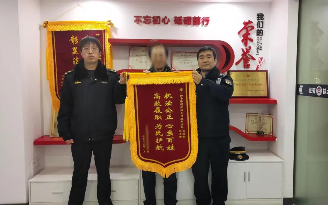 长宁城管执法人员接连收到群众的赞扬…