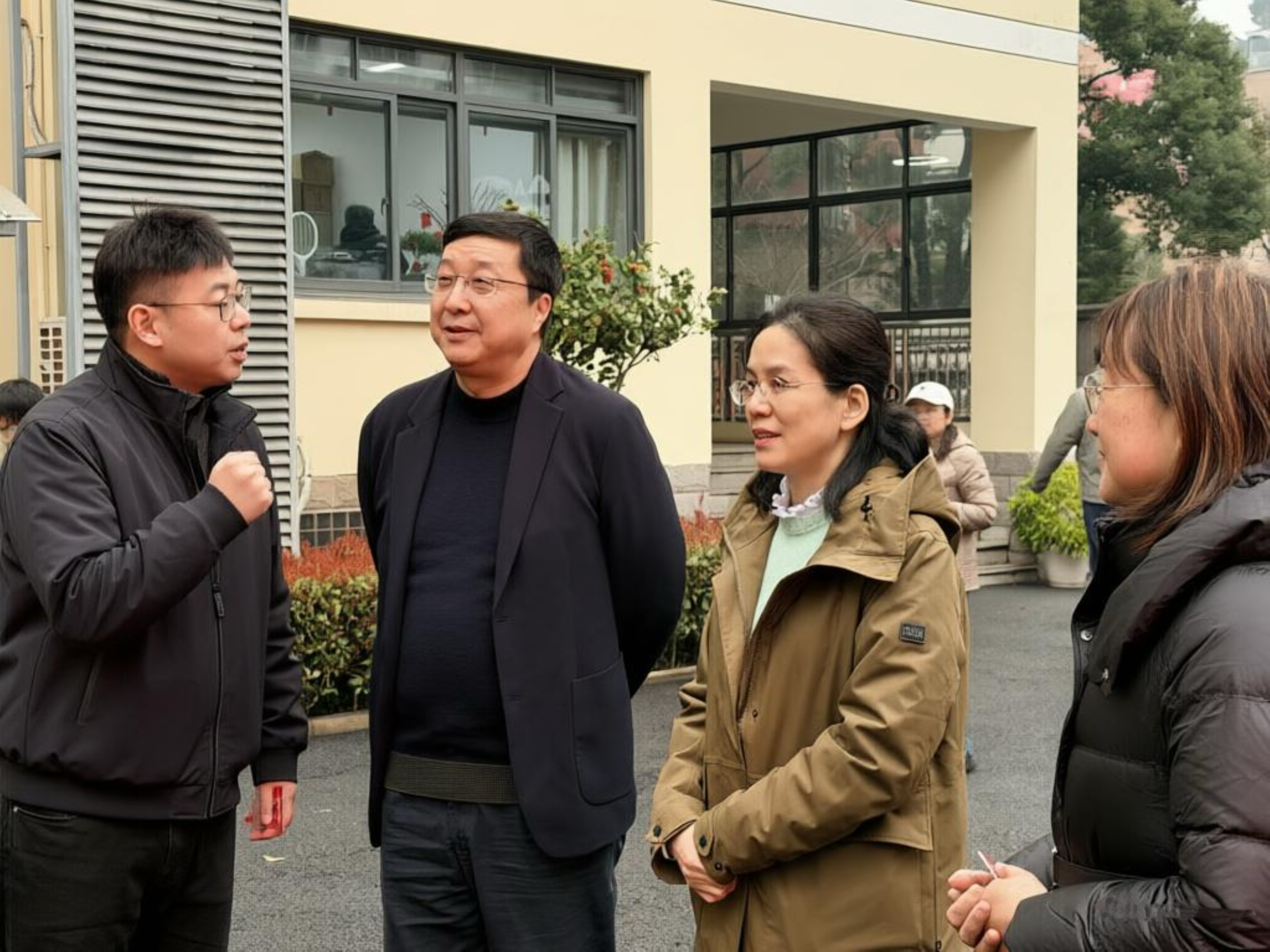 区委副书记岑福康调研长宁区春季学期开学工作