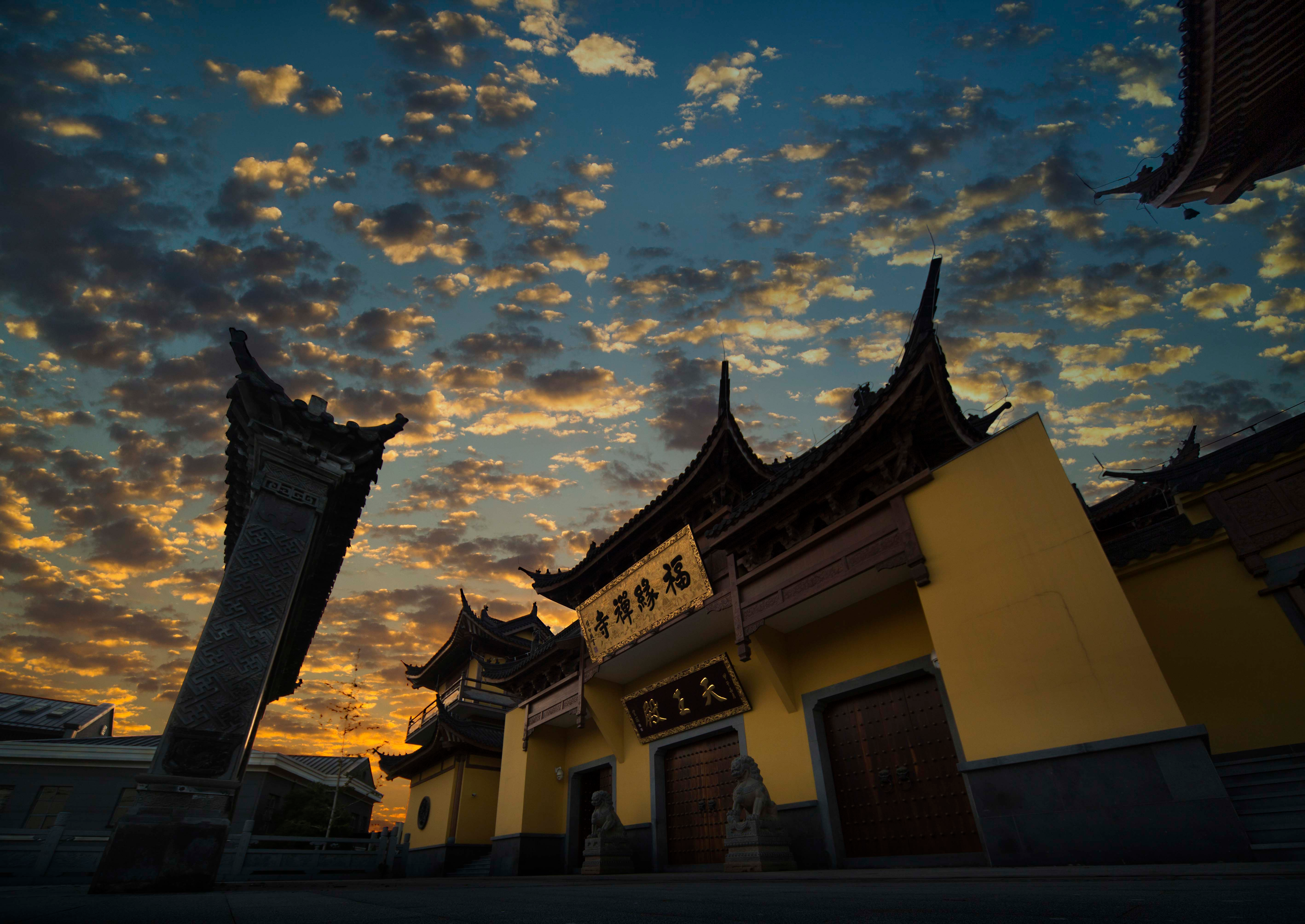 霞光里的寺院 周玉华摄