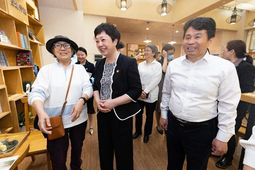 上海市妇联主席马列坚一行到古北市民中心开展“沉浸式”