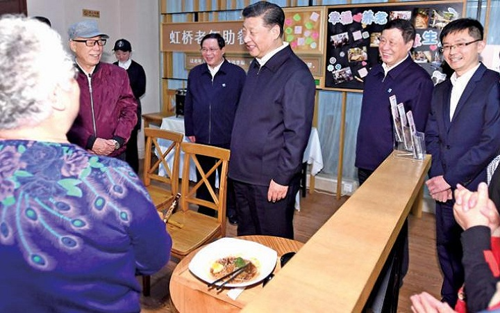 2019年11月2日下午，习近平在长宁区虹桥街道古北市民中心老年助餐点，同正在用餐的居民热情交谈