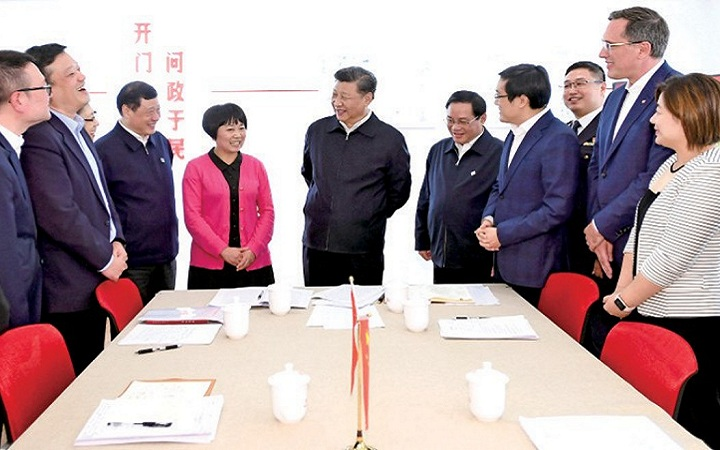 2019年11月2日至3日，中共中央总书记、国家主席、中央军委主席习近平在上海考察。这是2日下午，习近平在长宁区虹桥街道古北市民中心，同正在参加立法意见征询的社区居民代表亲切交流
