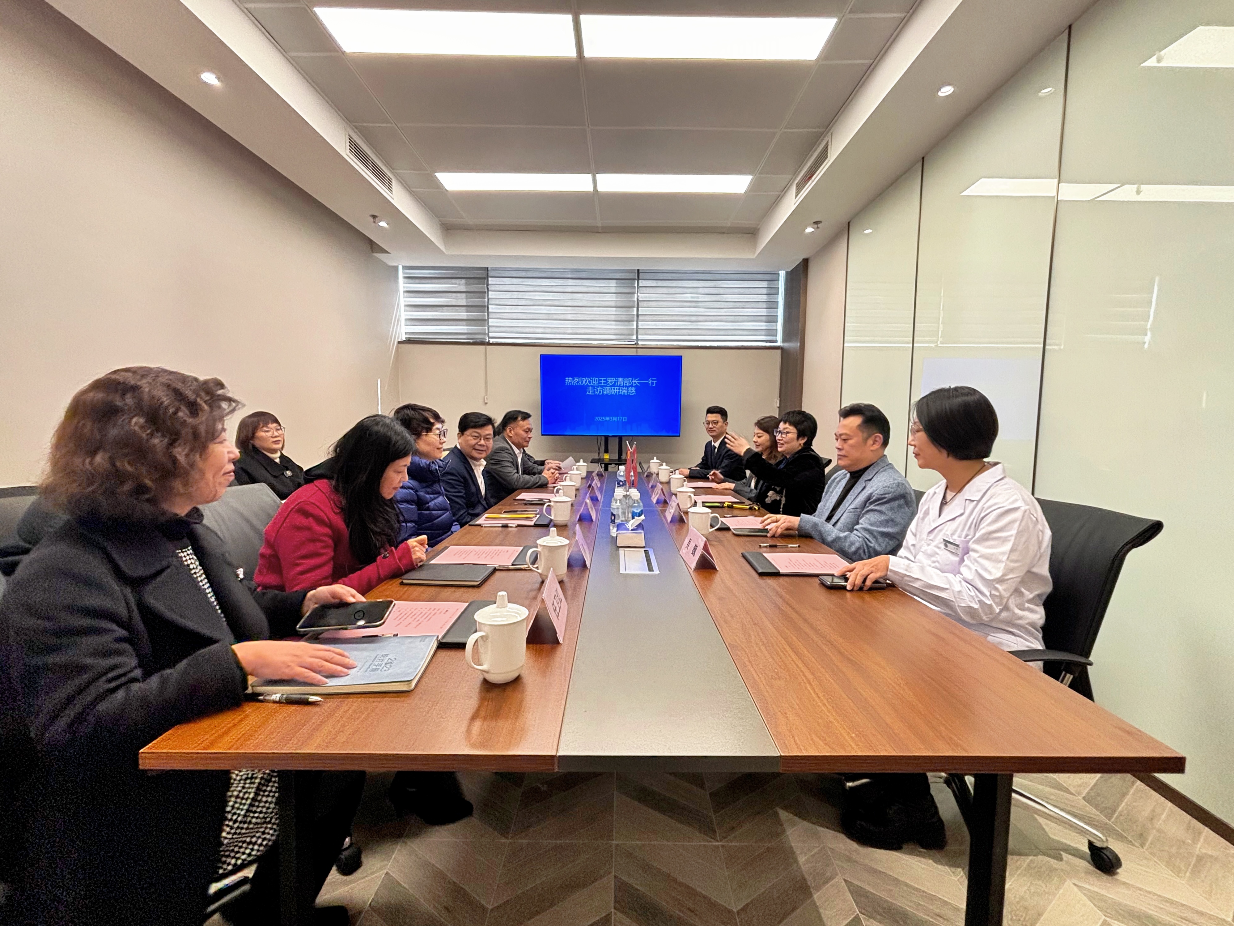 长宁区委常委、统战部部长王罗清走访调研 上海瑞慈瑞荣门诊部
