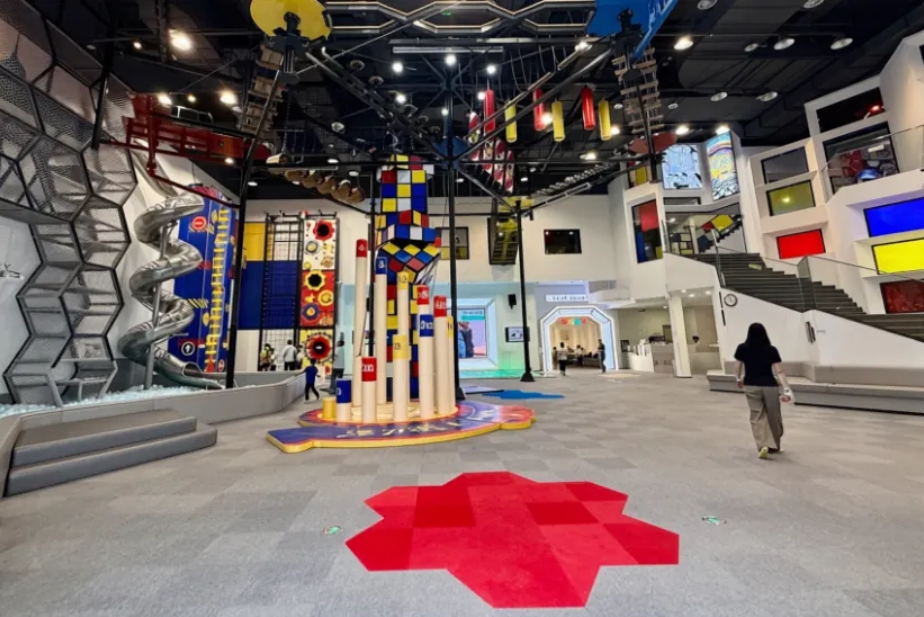A 4,000-square-meter trendy sports park sits in this Changning office building 