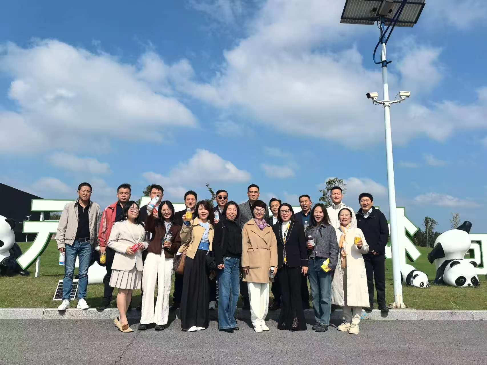 长宁区工商联会同虹桥街道赴湖北咸宁开展交流考察及洽商企业合作