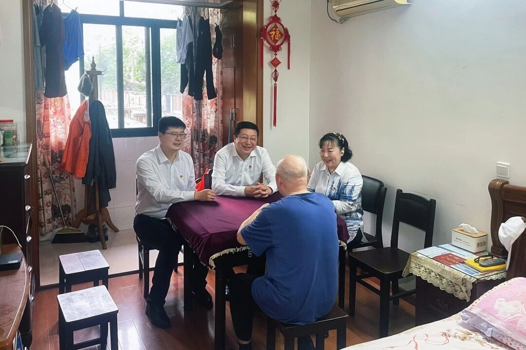 区委副书记岑福康走访慰问虹桥街道老党员