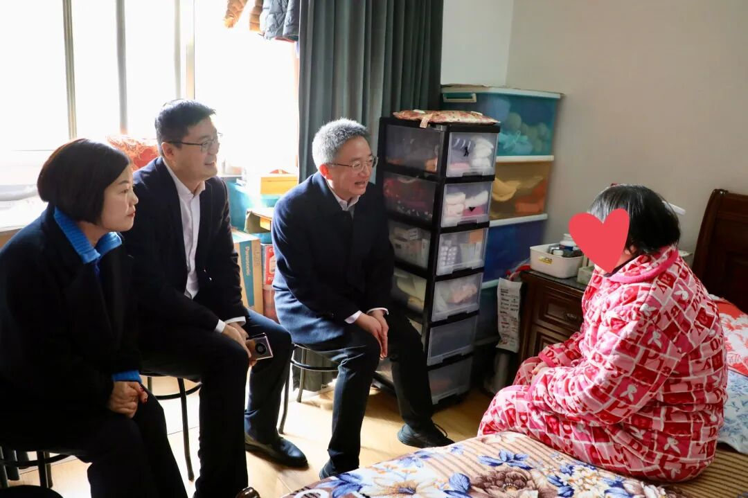 新春送温暖 关怀暖民心｜区领导赴虹桥街道走访慰问困难家庭