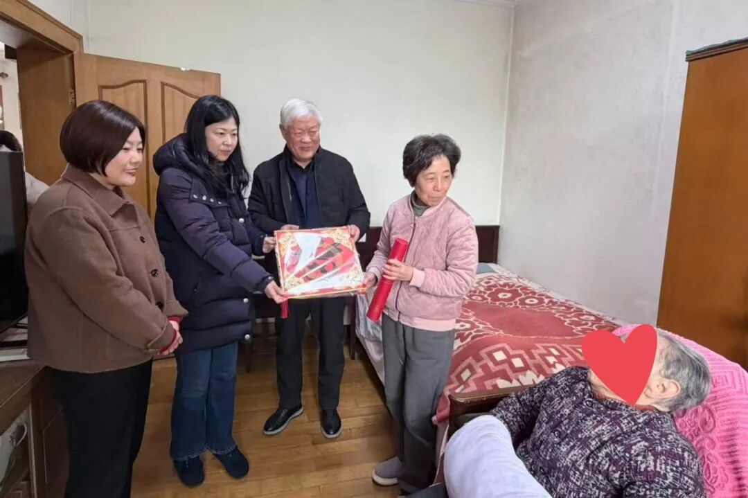 市老年基金会长宁区代表处、长宁区民政局走访慰问虹桥街道百岁老人