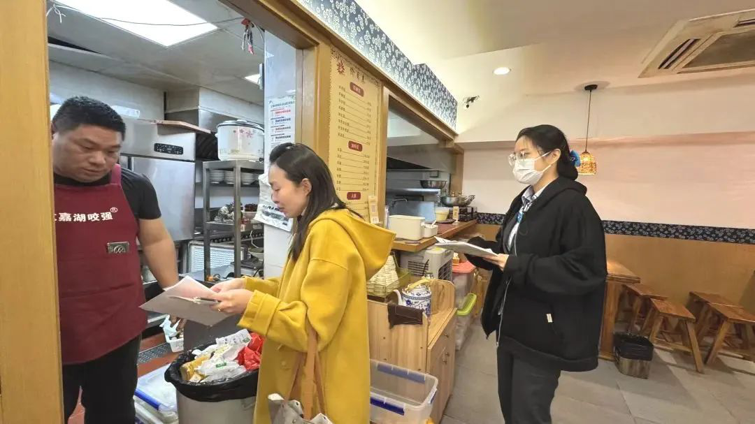 跟着书记走街区~来看华阳这位街区书记的“百变模样”