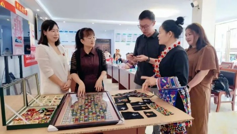 华阳连心“凝聚村”，巧手绣艺上云端