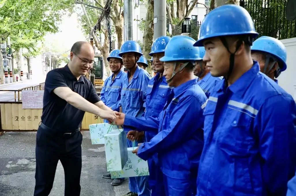 区领导高温慰问幸福路架空线入地工程