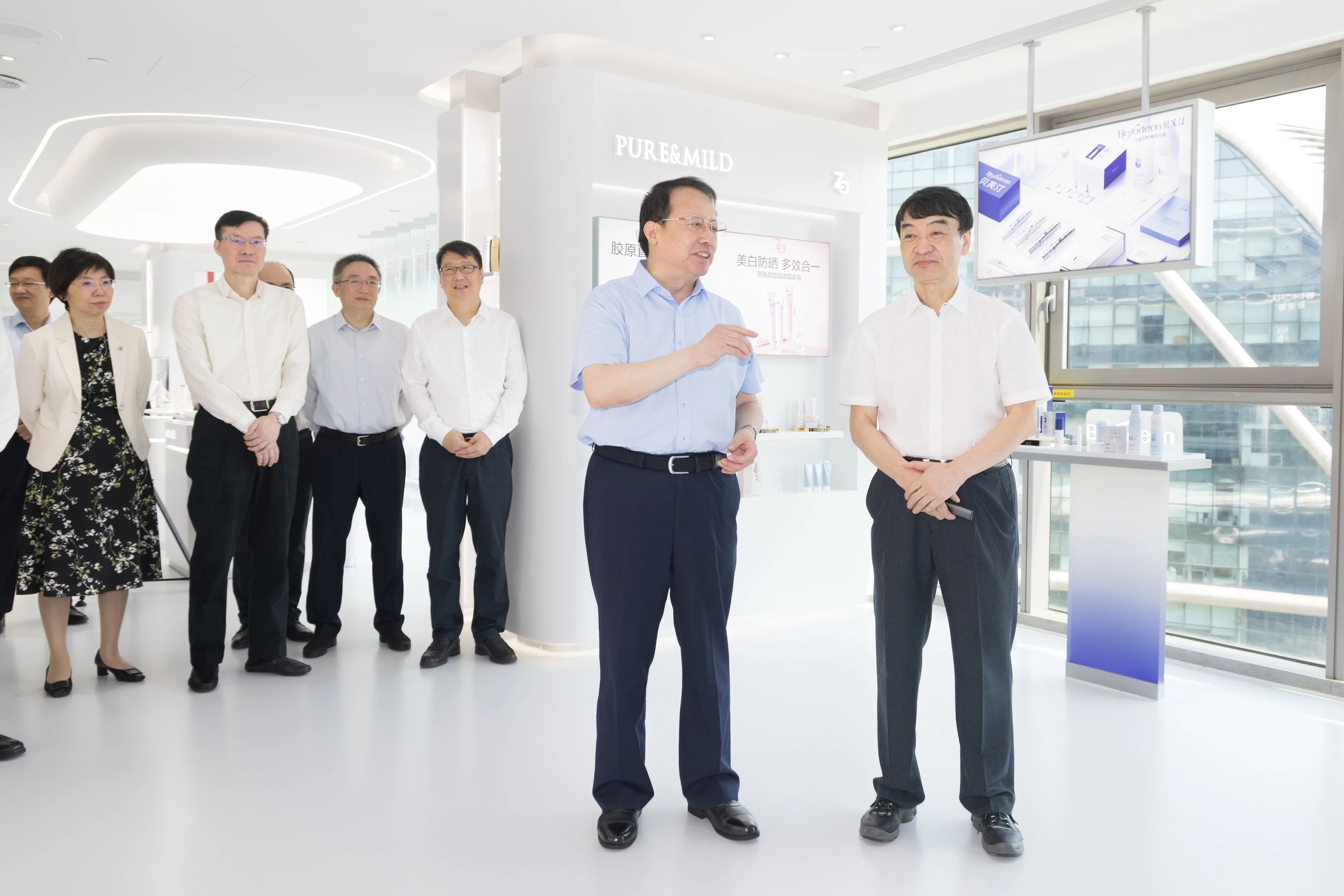 要闻速递 | 奋力推动区域高质量发展，实现区域能级和核心竞争力双跃升！龚正在长宁开展经济运行下沉调度工作