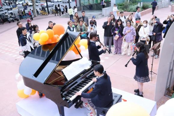 百年街巷・“愚”你有乐丨当秋风吹过愚园路，草坪上正流淌着音符