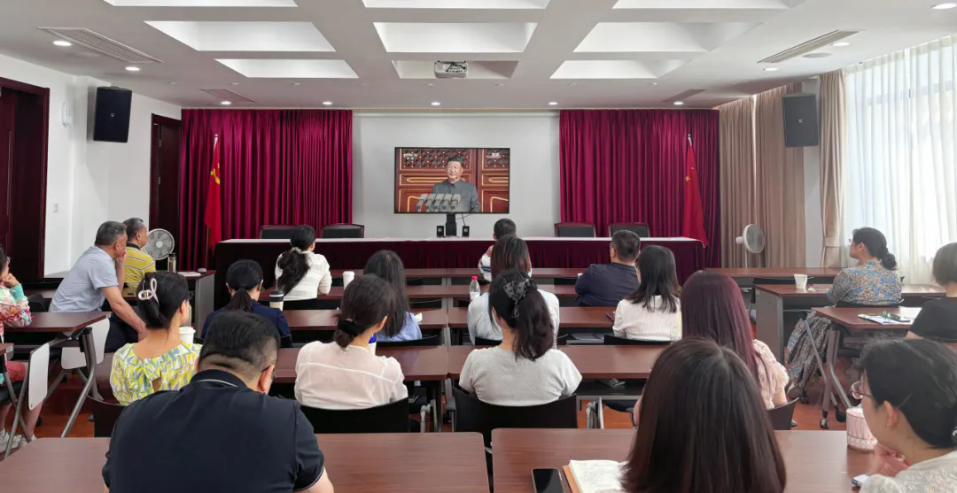 江苏路街道收看纪念中国人民抗日战争暨世界反法西斯战争胜利80周年阅兵仪式