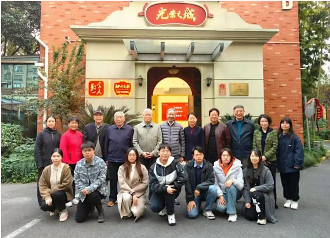 共赴“初心之旅”！江苏路街道老青结对活动走进VR体验馆