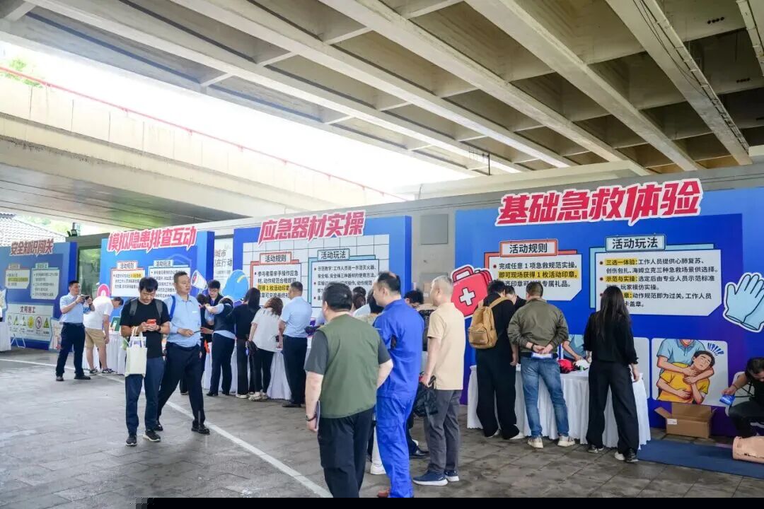 实操练技能！长宁区开展2026年“安全宣传咨询日”活动