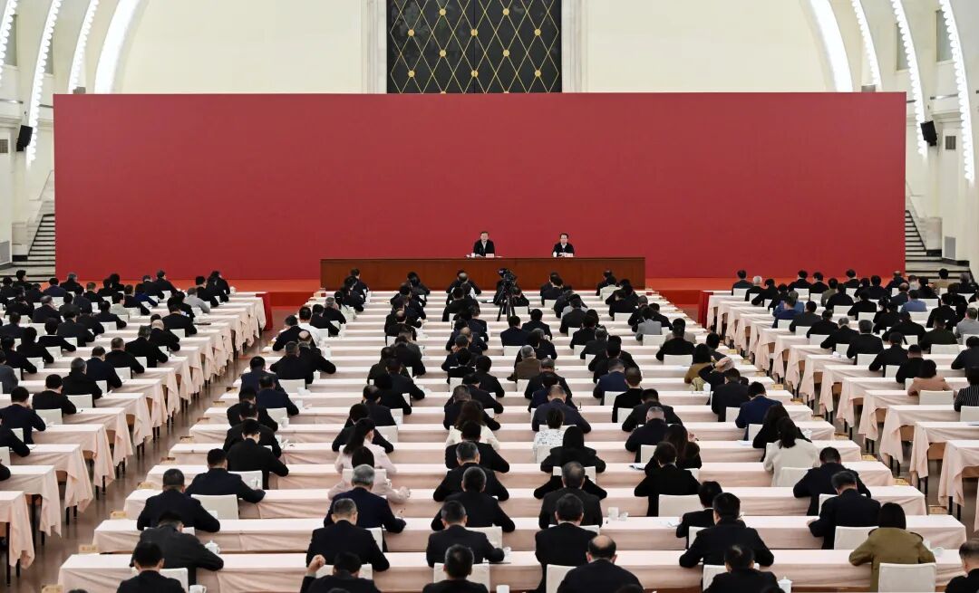 上海市学习贯彻党的二十届四中全会精神中央宣讲团报告会举行，陈吉宁作宣讲报告