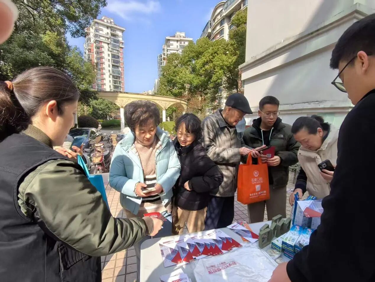 便民集市送服务 数字惠民零距离 —— 长宁区数据局机关党支部开展社区主题活动