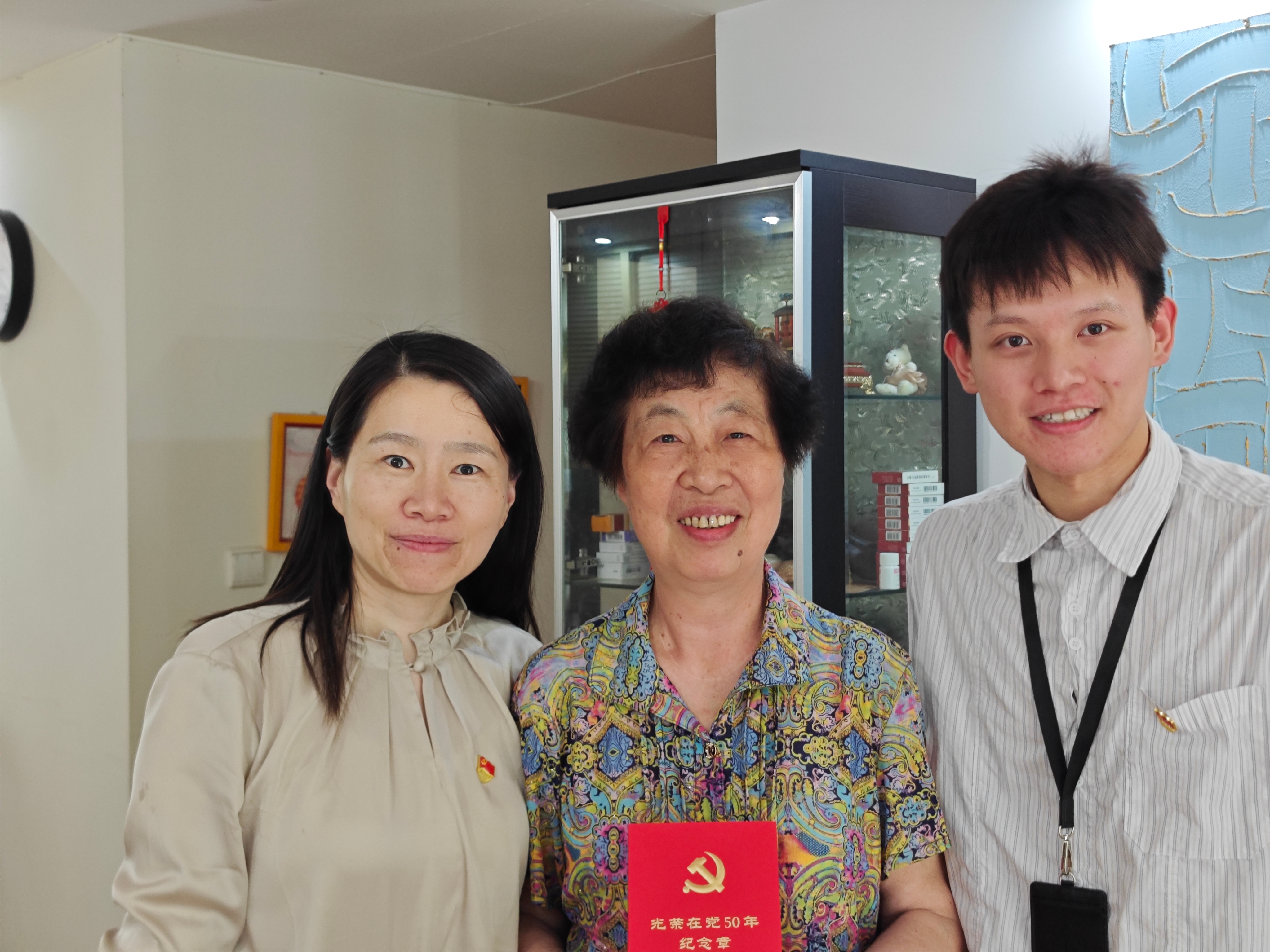 七一前夕，区审计局机关党支部登门为老党员颁发“光荣在党50年纪念章”