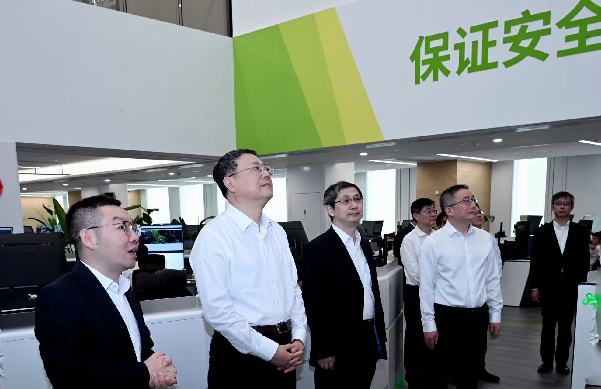 加快向数智经济强区、开放融通枢纽、品质生活乐土和创新创业热土转变！陈吉宁调研长宁区