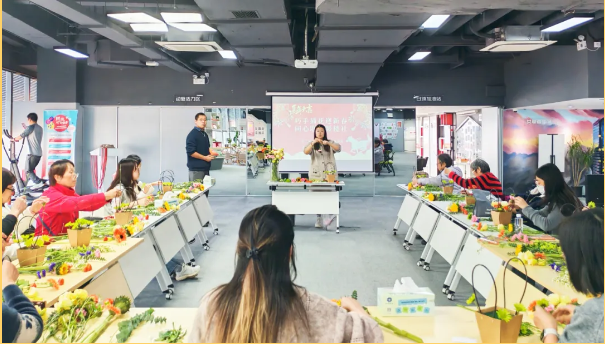 “花”点心思，“篮”住温情！各界人士共赴新春楼社花艺之约。