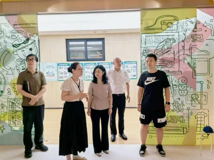 躬耕杏坛迎佳节,尊师重教暖人心!天山路街道开展教师节走访慰问