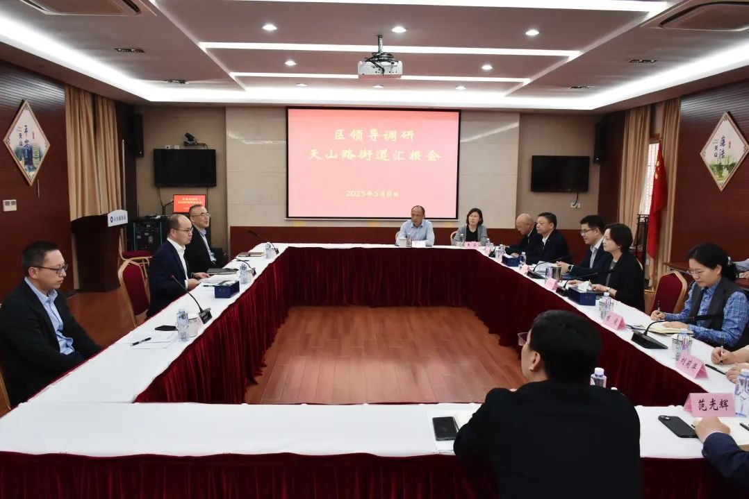 区委副书记、区长刘平走访调研天山路街道。