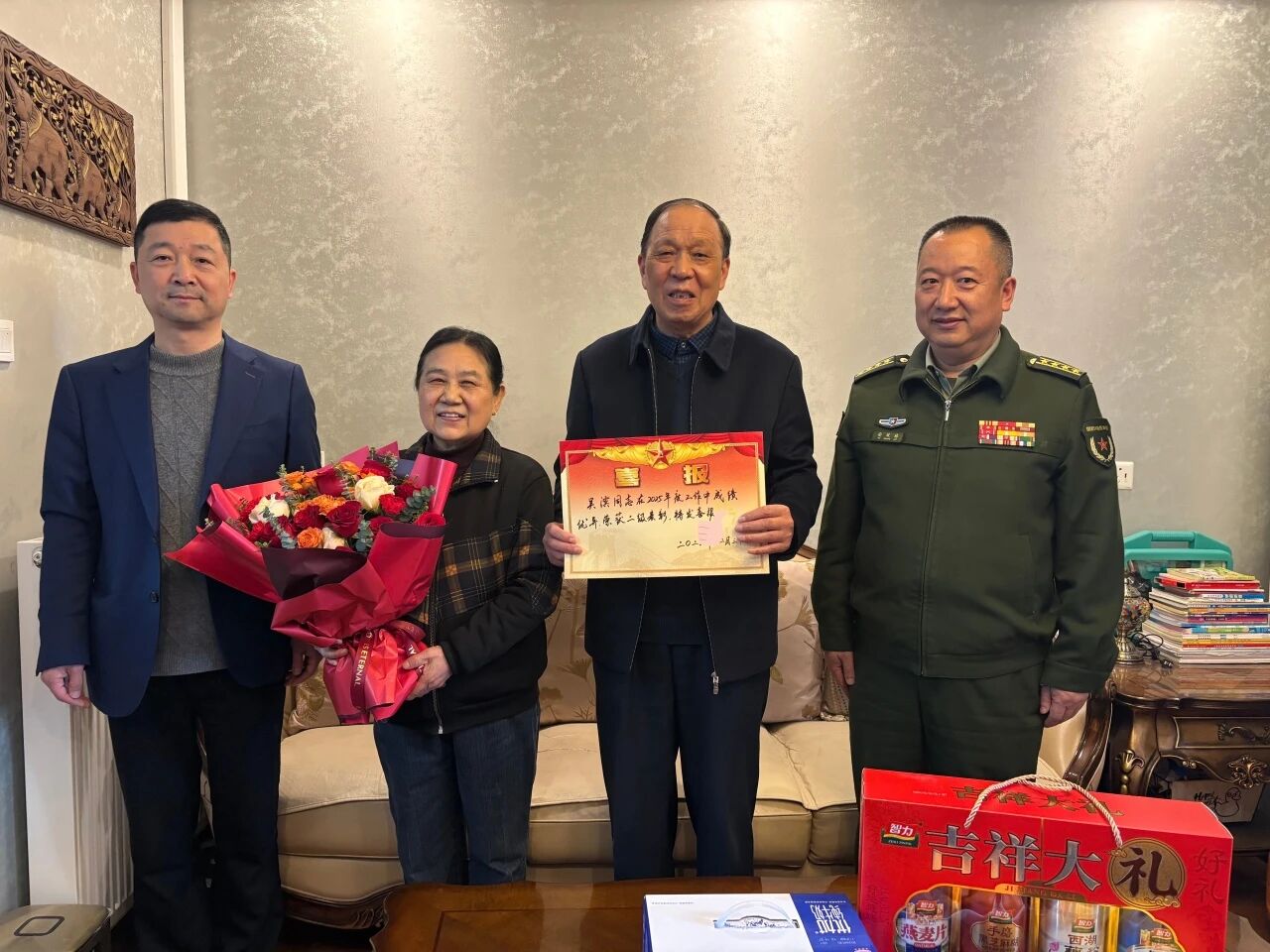 尊崇荣光 | 程家桥街道开展立功受奖送喜报活动