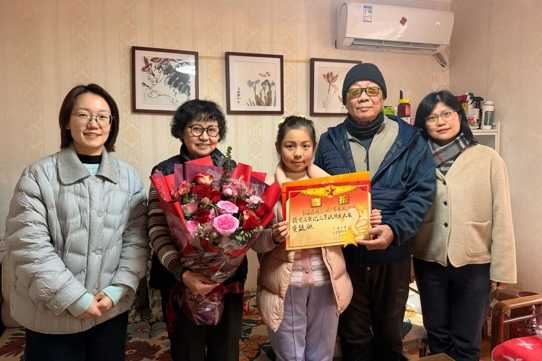 爱国拥军在新泾｜喜报敲开光荣门！新泾好男儿军营再建新功