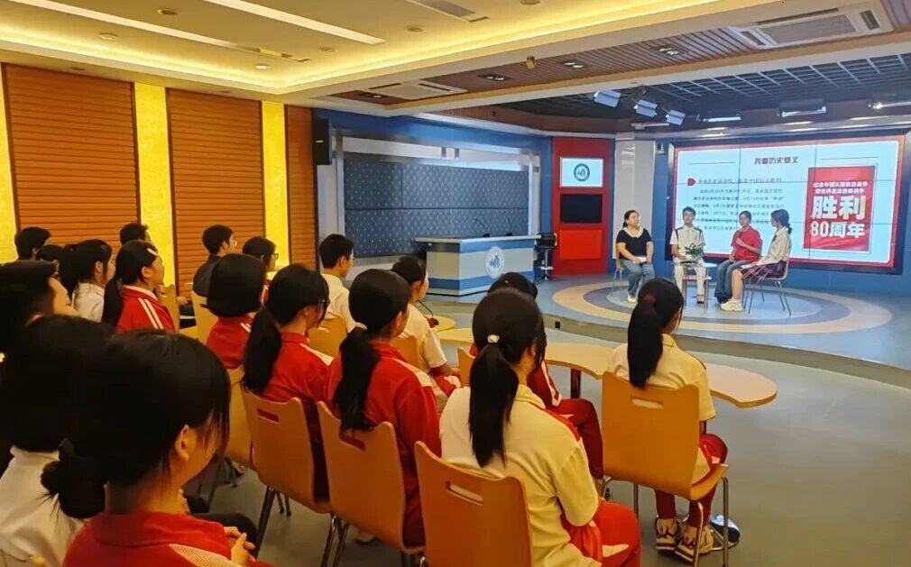 分享观看九三阅兵感受，华师大附属天山学校“阅月谈”再度开播～ 