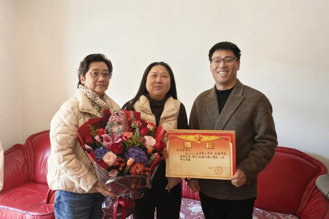 喜报送家门 光荣暖人心