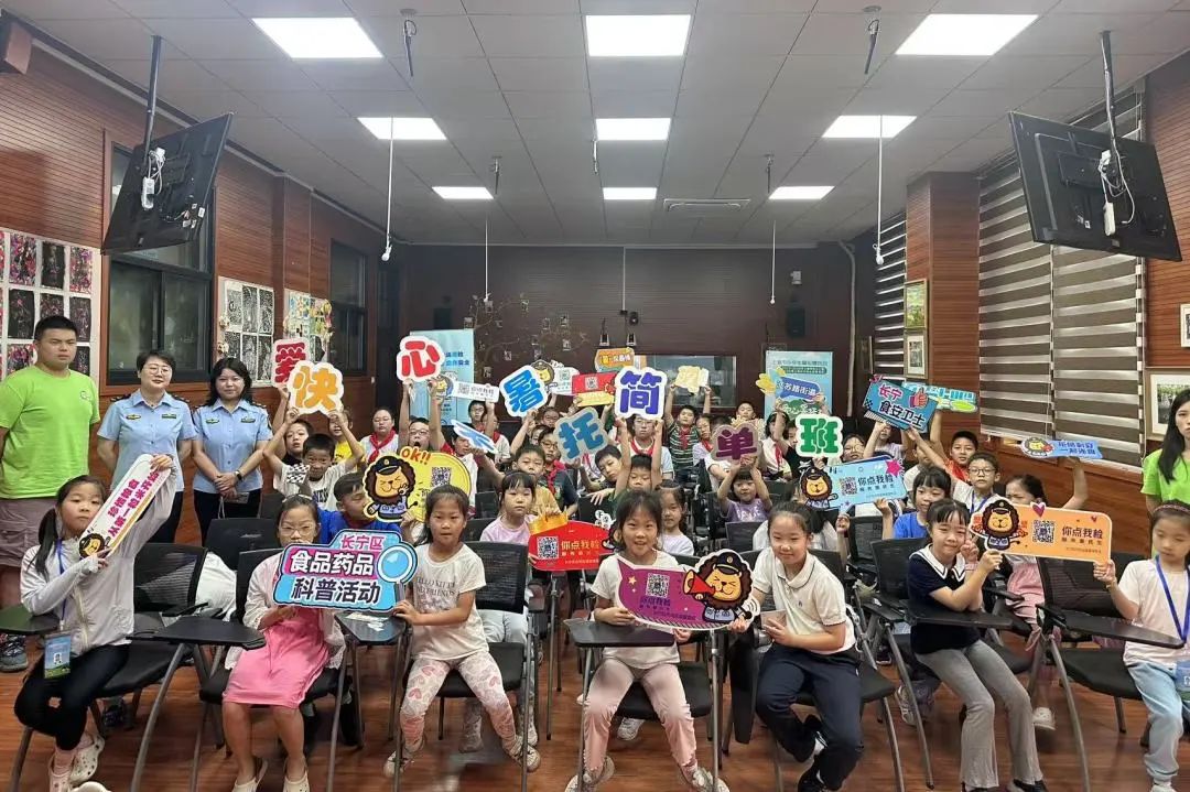 童心庆“八一”，在江苏路街道爱心暑托班共同开启一场爱国拥军之旅