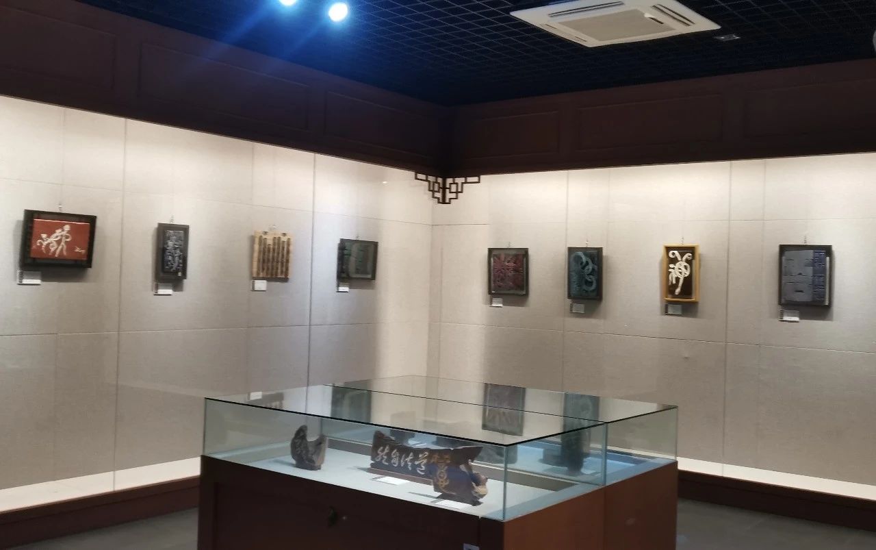 【长宁非遗】木板上的三维书法,你见过吗?施鹤平现代刻字艺术展在长宁开幕!