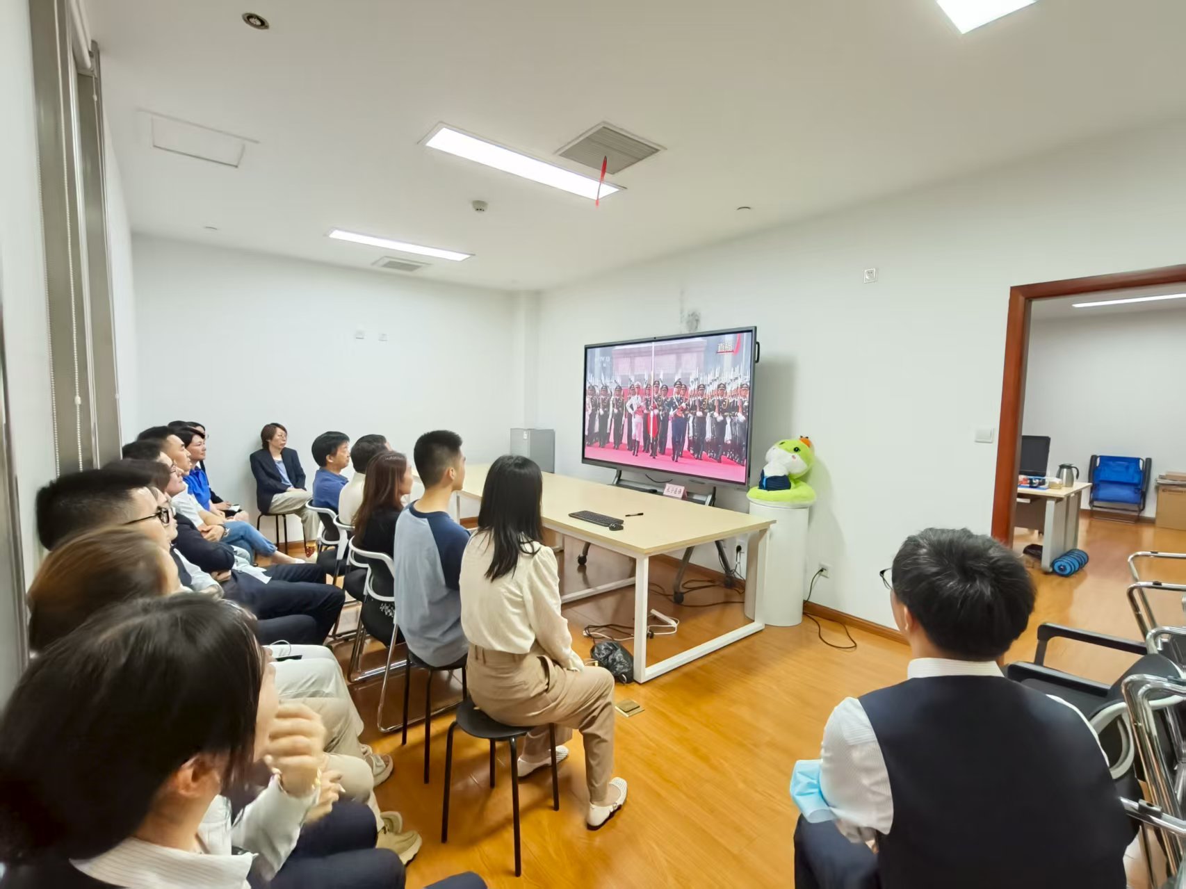 区医保局机关党支部组织观看“9.3”阅兵盛典