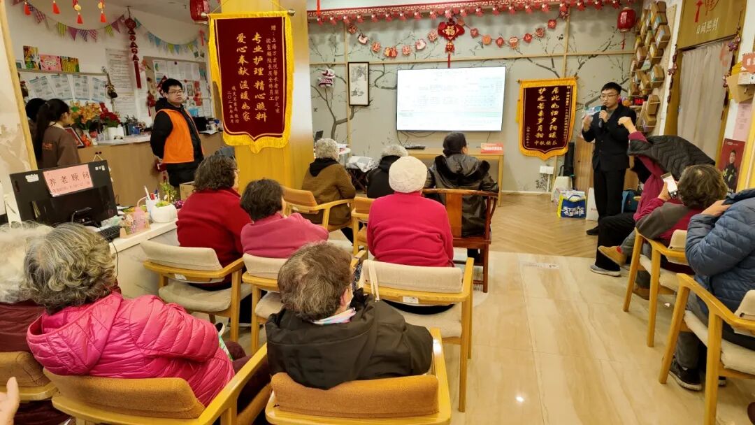 长宁医保政策宣讲走进华阳路街道综合为老服务分中心