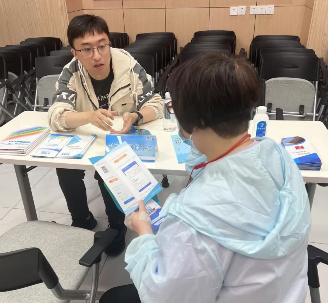 长宁医保志愿者在新泾镇双流路党群服务中心参与“政务服务”，触‘网’可及主题活动