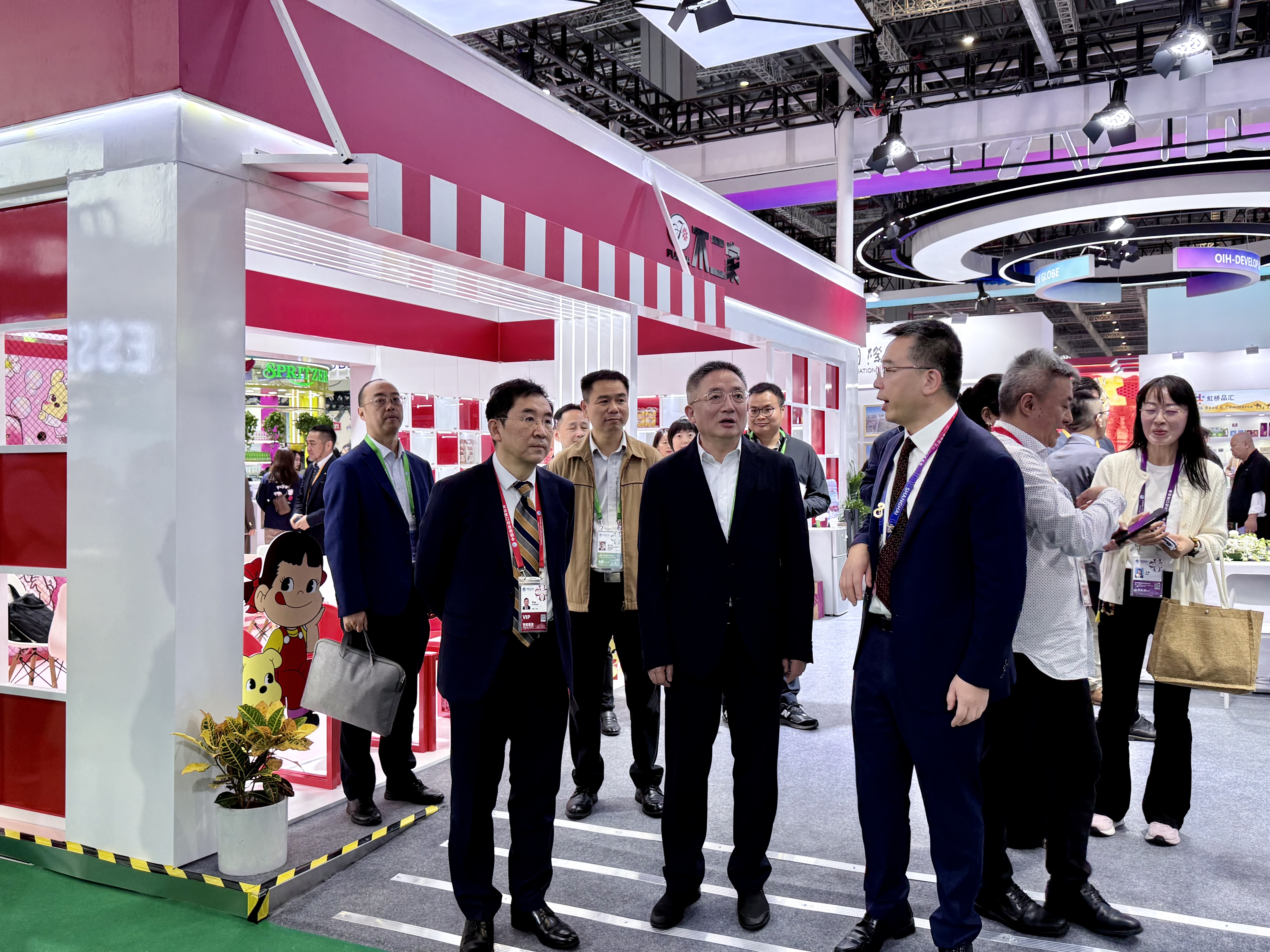 区领导赴进博会现场走访周家桥街道参展企业